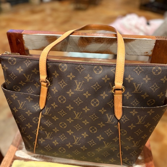 Louis Vuitton Monogram Totally MM - Picture 2 of 7